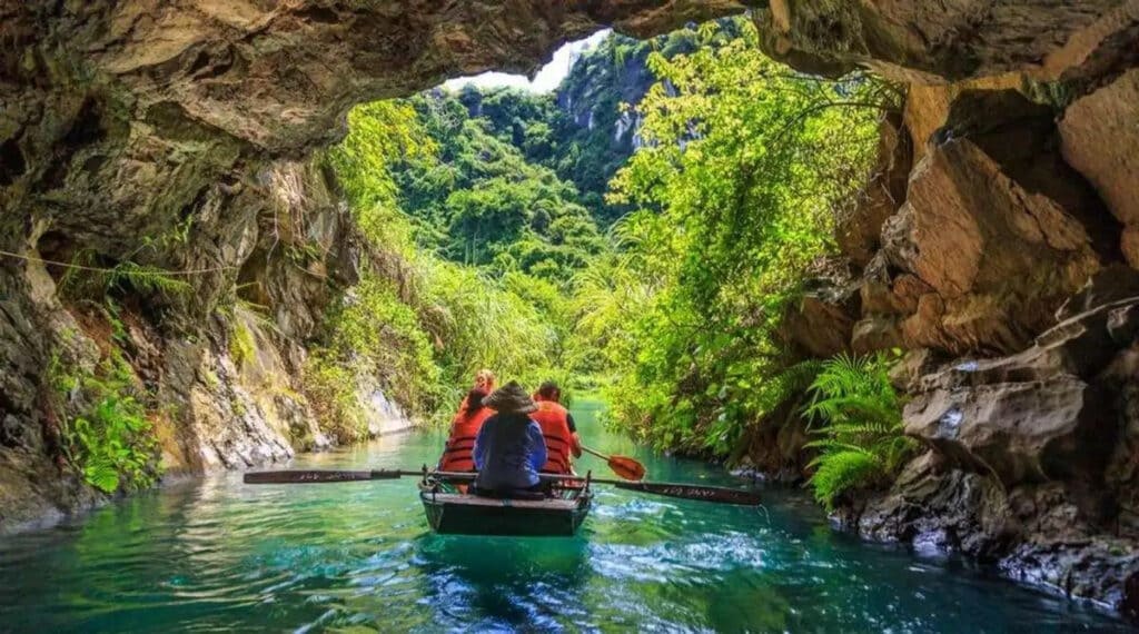 Hang ánh sáng nằm trong tuyến số 1 của Tràng An