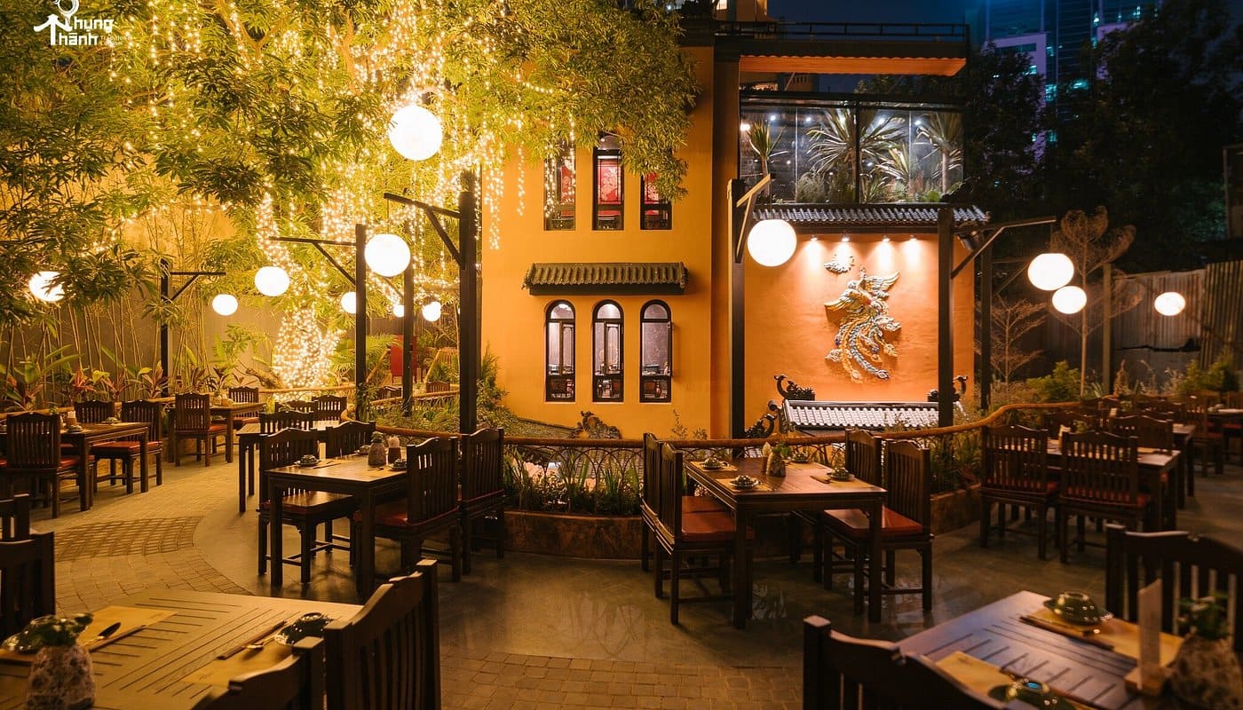 Nhà hàng Phụng Thành là phong cách kiến trúc cổ, gợi nhớ thời kỳ Hưng Thịnh của văn hóa Đại Việt.