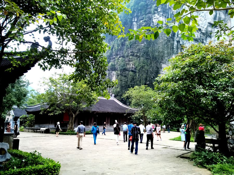 Đến với Hành Cung Vũ Lâm, du khách còn có cơ hội khám phá những ngôi chùa cổ được xây dựng từ thời nhà Trần