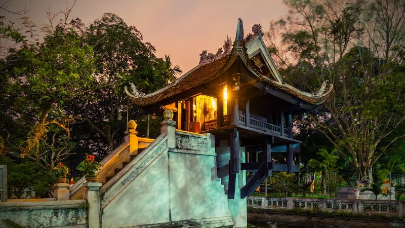 Chùa được nâng đỡ bởi một cột trụ đá gồm hai khối tròn chồng lên nhau, một phần chìm dưới hồ, phần nổi cao khoảng 4m