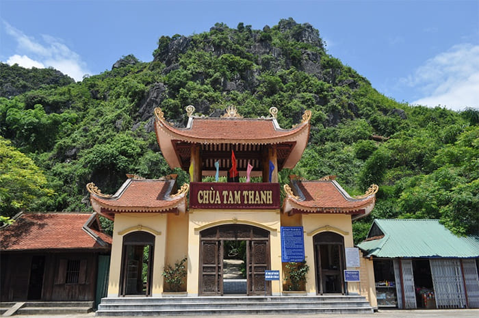 Chùa Tam Thanh (hay còn gọi là Động Tam Thanh) là một trong những điểm du lịch tâm linh nổi tiếng của tỉnh Lạng Sơn