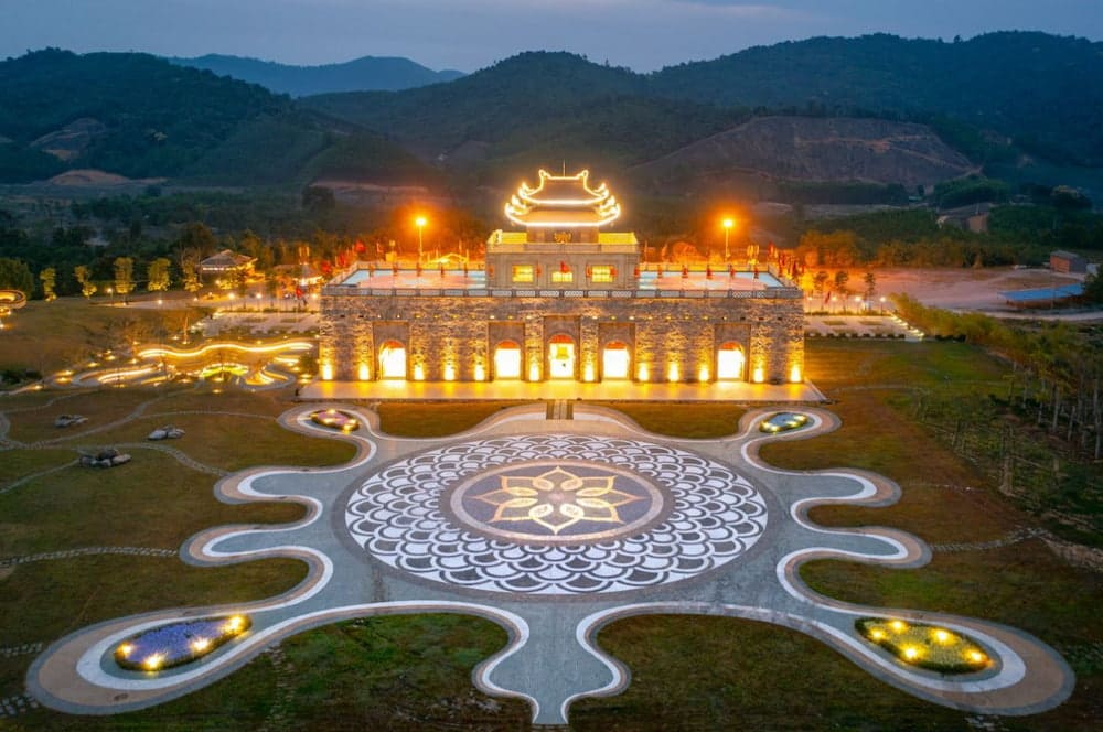 Chùa Tây Yên Tử không chỉ là điểm đến để chiêm bái và tìm về sự tĩnh lặng trong tâm hồn mà còn là nơi du khách có thể hòa mình