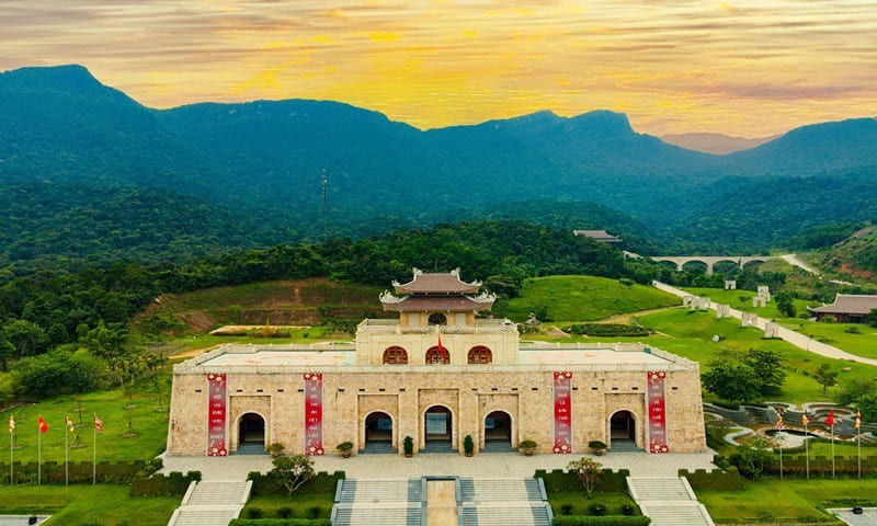 Cổng chùa Tây Yên Tử được xây theo lối tam quan truyền thống, với mái cong hình mũi thuyền, lợp ngói mũi hài đỏ sậm.