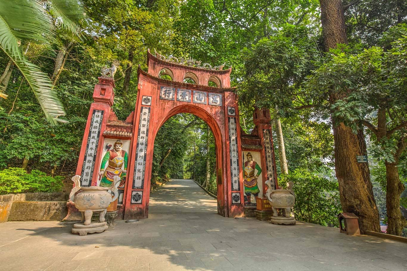 Khu di tích lịch sử quốc gia đặc biệt Đền Hùng tọa lạc tại thôn thôn Cổ Tích, xã Hy Cương, thành phố Việt Trì, tỉnh Phú Thọ