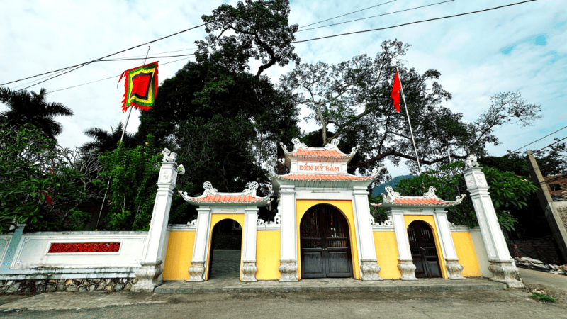 Ngôi đền được xây dựng vào thời nhà Lý để thờ vị danh tướng người Tày - Nùng Trí Cao (1025–1053), vốn nổi tiếng với tài thao lược,