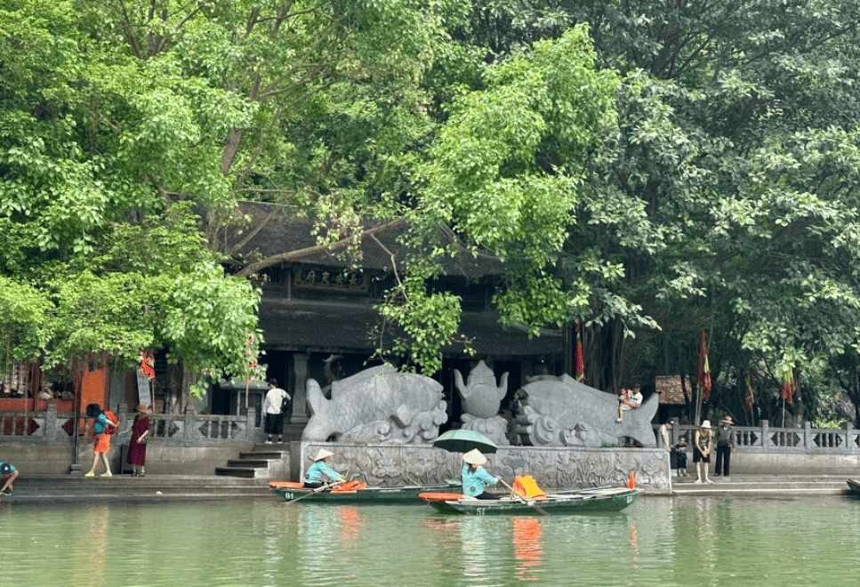 Bao quanh ngôi đền là núi đá vôi hùng vĩ và hồ nước trong xanh, tạo nên khung cảnh mát mẻ, yên bình. 
