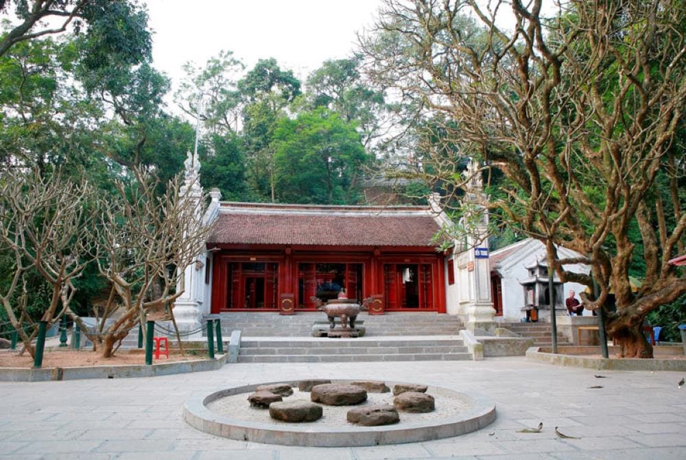 Kiến trúc đền theo kiểu chữ “nhất”, gồm ba gian quay hướng Nam, chiều dài 7,2m, chiệu rộng 3,7m.