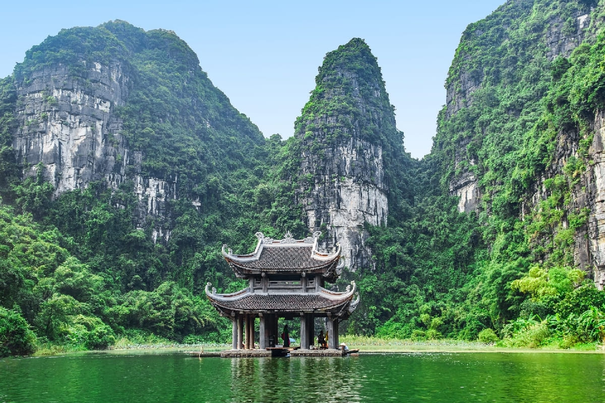 Cụm Hang Sáng Tối nổi tiếng tại Tràng An, Ninh Bình