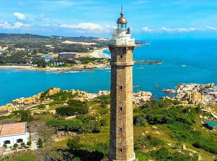 Hải đăng Kê Gà nằm tại xã Tân Thành, huyện Hàm Thuận Nam, tỉnh Bình Thuận cũ, nay là xã Tân Thành, Lâm Đồng