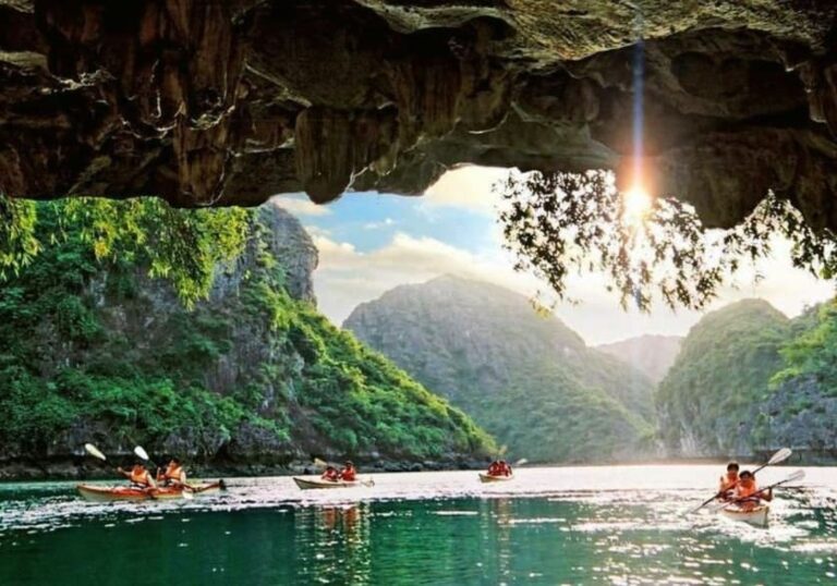 Hang Sáng – cung điện đá rực rỡ