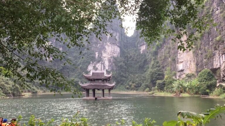 Vườn Kho Hành cung Vũ Lâm là một vùng đất bằng phẳng nằm trong khu sinh thái Tràng An