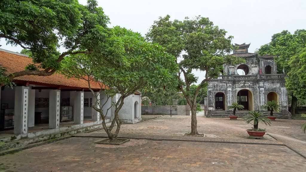 Khuôn viên Văn Miếu Xích Đằng