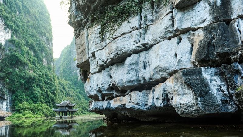Kiến trúc đặc biệt trên tuyến đường vào Hành cung Vũ Lâm 