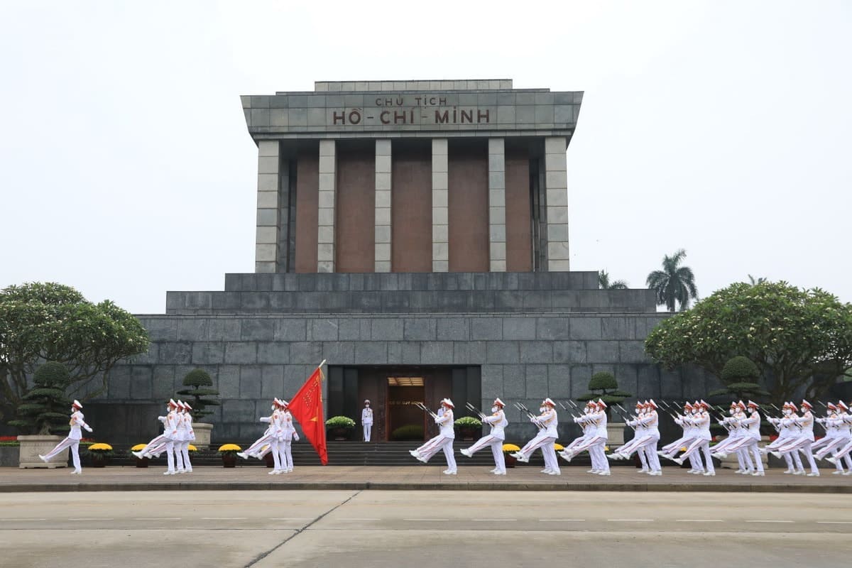 Lăng Bắc được khởi công xây dựng vào ngày 2/9/2973 và khánh thành vào ngày 29/8/1975 tại Quảng Trường Ba Đình