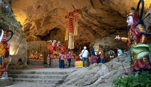 Theo sử liệu, chùa Tam Thanh Lạng Sơn là nơi thờ tự của Đạo giáo, tôn thờ Tam Thanh (Ngọc Thanh, Thượng Thanh, Thái Thanh)