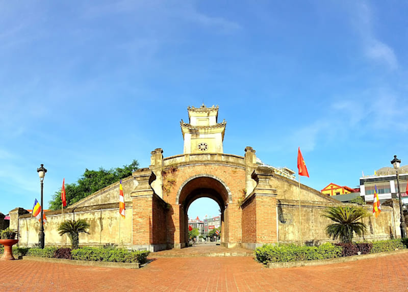 Quảng Bình Quan tọa lạc tại trung tâm phường Hải Đình, thành phố Đồng Hới, giao nhau của bốn tuyến đường huyết mạch