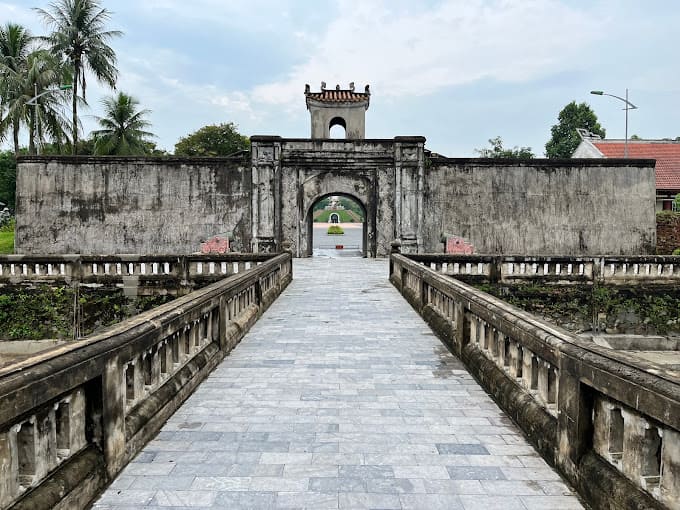 Thành Cổ Quảng Trị tọa lạc tại phường 2, thị xã Quảng Trị, cách trung tâm TP. Đông Hà khoảng 14–15 km