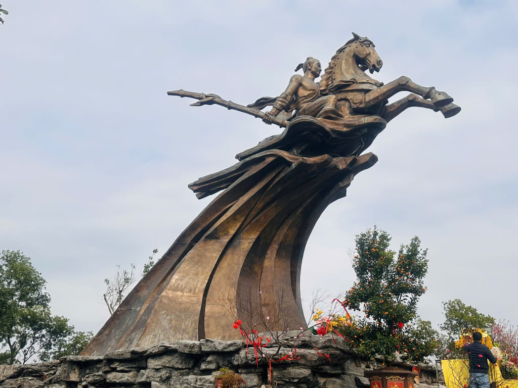 Tượng đài Thánh Gióng tọa lạc trên đỉnh núi Sóc, thuộc huyện Sóc Sơn