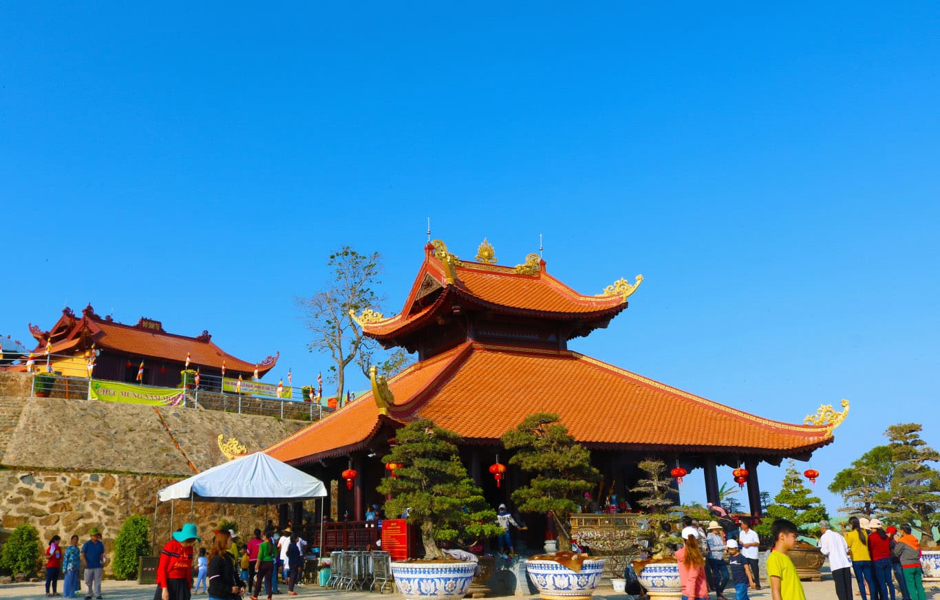 Núi Bà Rá không chỉ nổi tiếng với vẻ đẹp hùng vĩ mà còn gắn liền với những dấu mốc lịch sử bi tráng