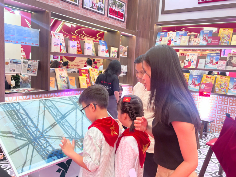 80 NĂM THÀNH TỰU ĐẤT NƯỚC – DẤU ẤN LỊCH SỬ SỐNG ĐỘNG CỦA YOOLIFE TẠI GIAN HÀNG BÁO NHÂN DÂN