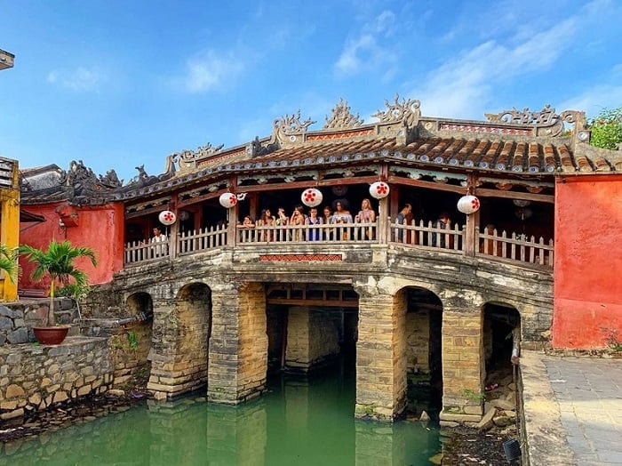 Chùa Cầu, phong cách Trung Hoa hiện diện rõ nét qua các cột gỗ sơn son thếp vàng, được chạm khắc công phu