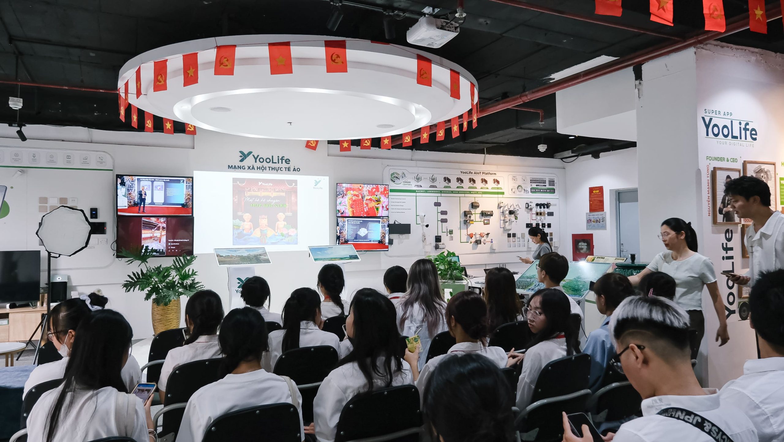 Sinh viên khoa đa phương tiện (PTIT) tham quan văn phòng YooLife 