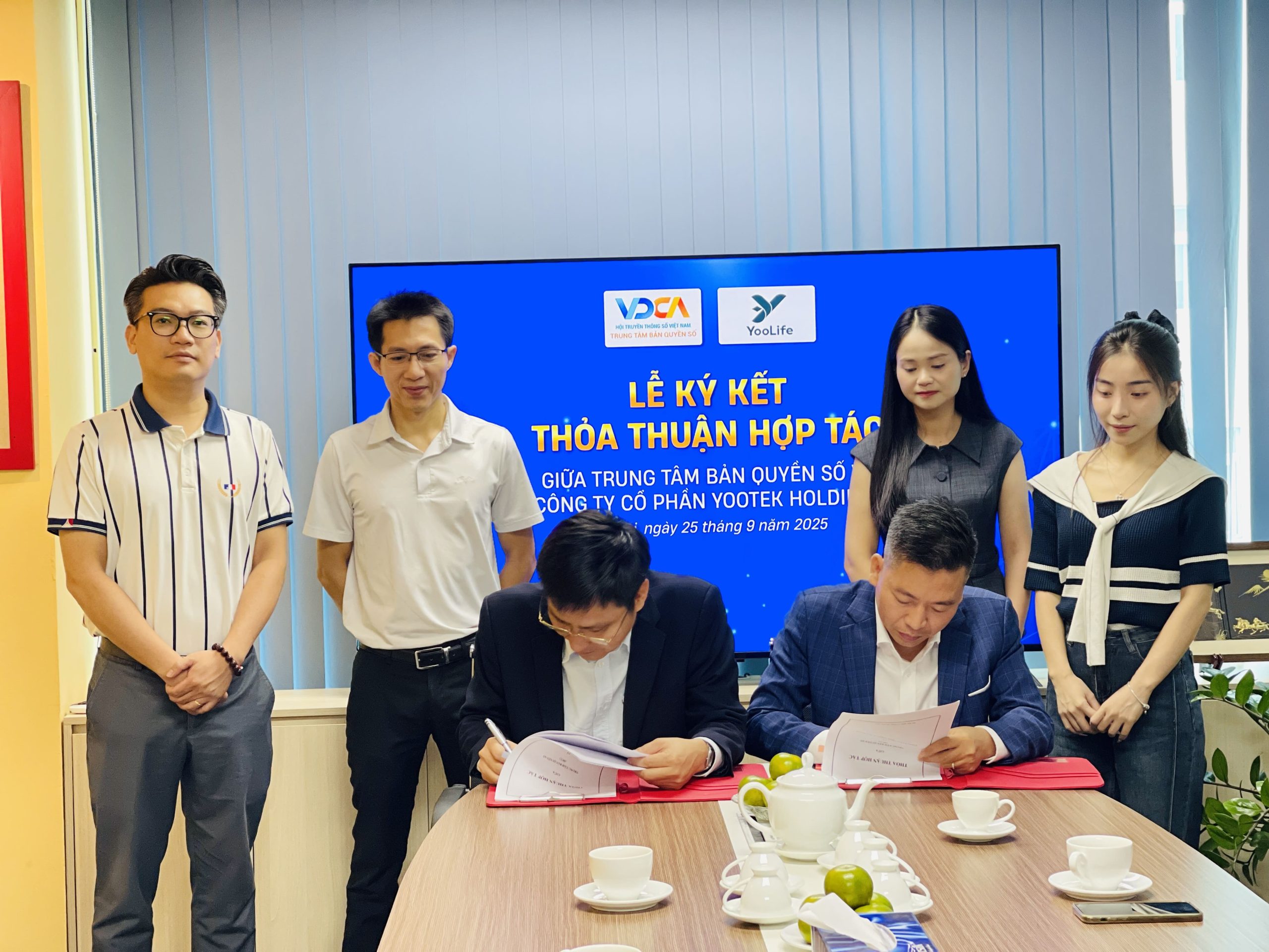 Giám đốc Trung tâm Bản quyền số Hoàng Đình Chung (bên trái) và Tổng Giám đốc YOOTEK Nguyễn Mạnh Tùng ký kết hợp tác.