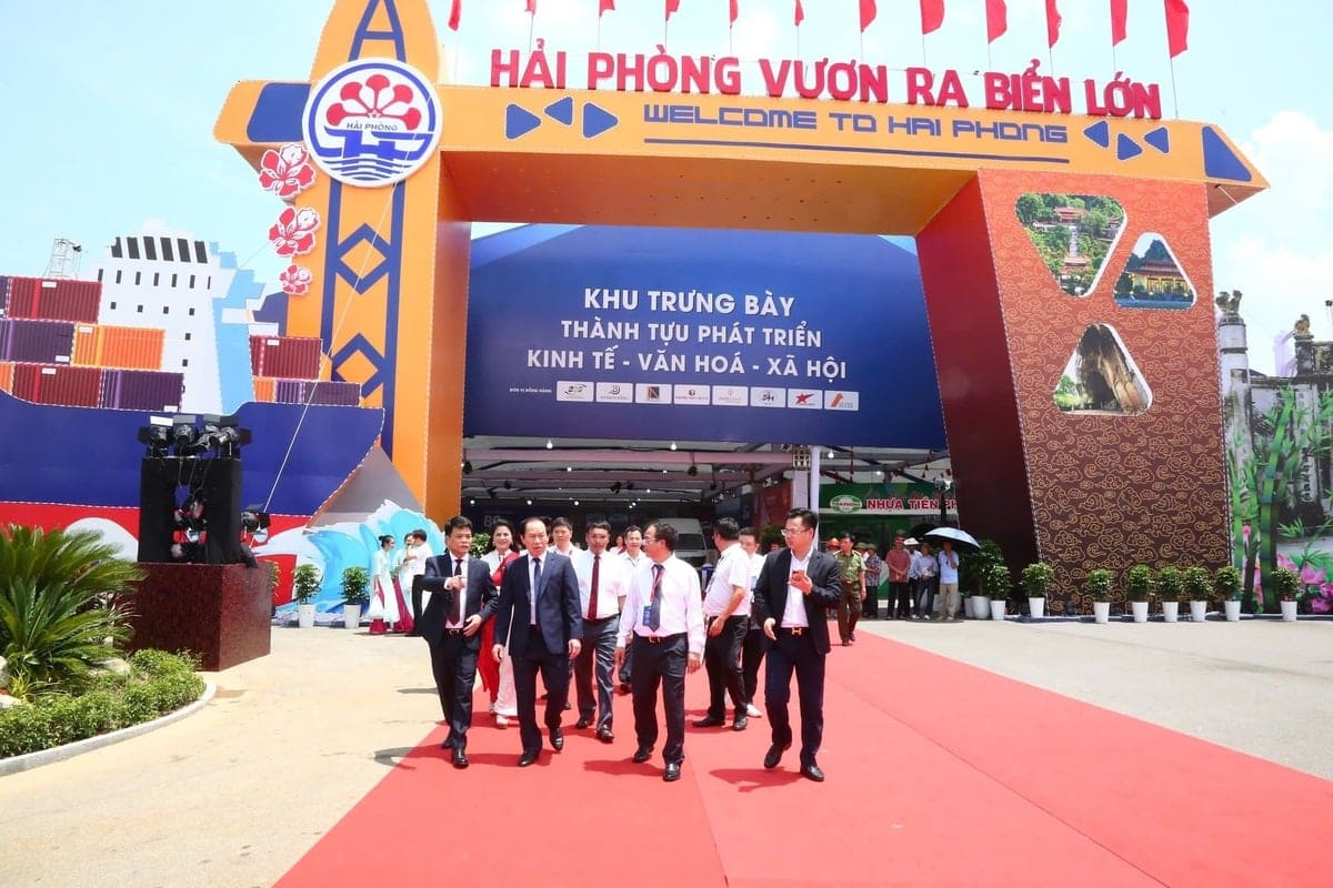 Khu trưng bày ngoài trời quy tụ 80 gian hàng đại diện cho những tập đoàn, doanh nghiệp lớn