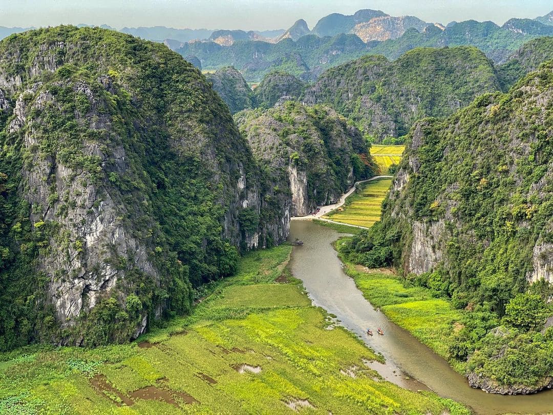 Khu du lịch sinh thái Tam Cốc Bích Động nằm trên địa phận thôn Đam Khê, xã Ninh Hải, huyện Hoa Lư, tỉnh Ninh Bình