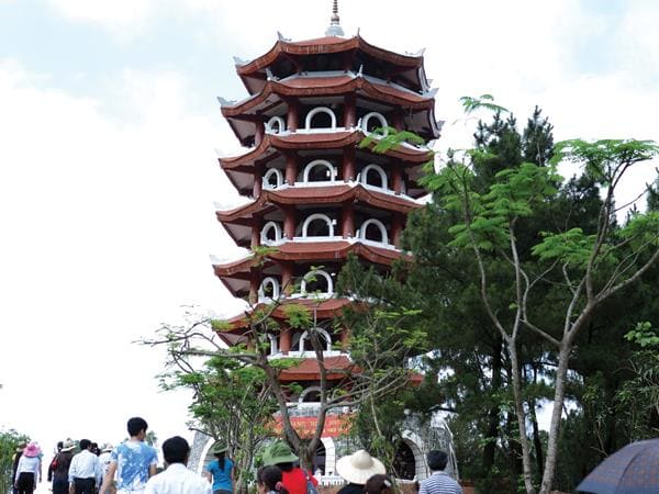 Tháp Chuông Ngã ba Đồng Lộc là công trình tưởng niệm thiêng liêng bậc nhất nằm trong quần thể di tích lịch sử Ngã ba Đồng Lộc