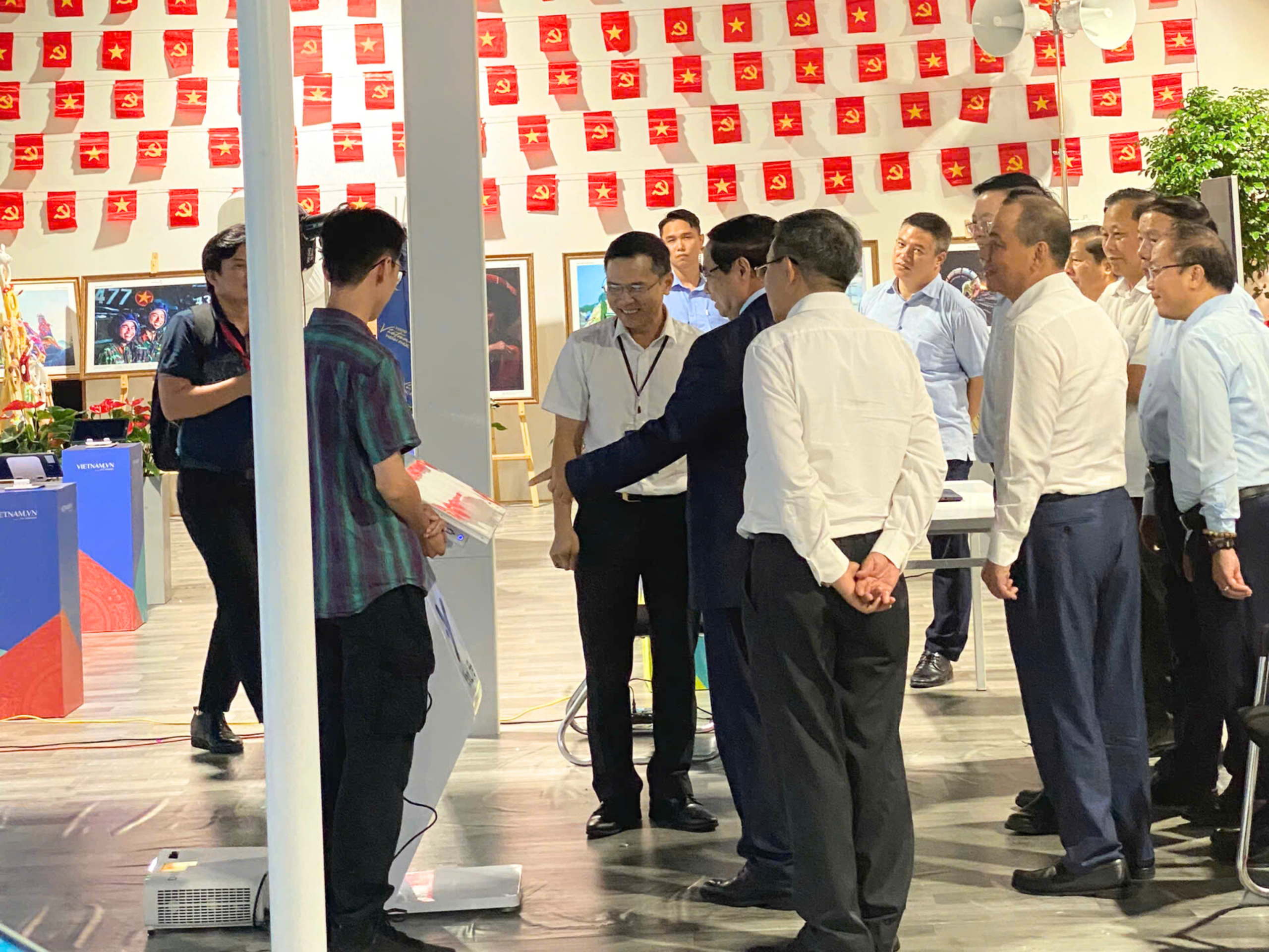 Thủ tướng Chính phủ Phạm Minh Chính tham quan gian hàng của YooLife tại Triển lãm Thành tựu đất nước