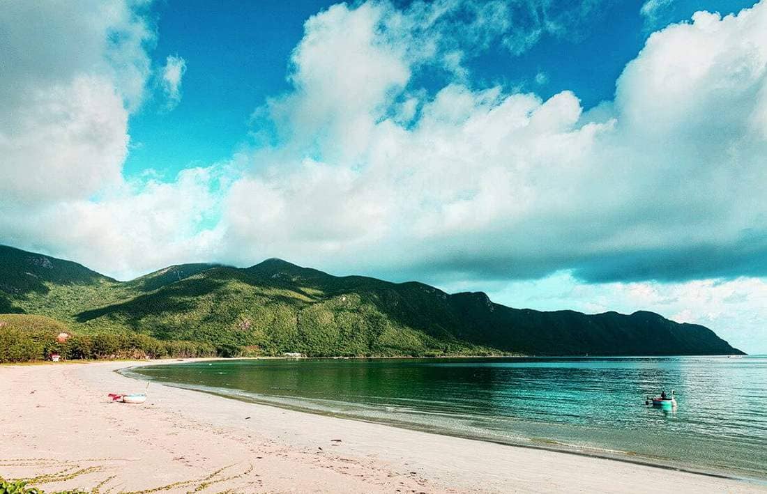 Bãi biển An Hải tọa lạc ở phía Nam của Côn Đảo, chỉ cách trung tâm thị trấn khoảng 10 phút chạy xe