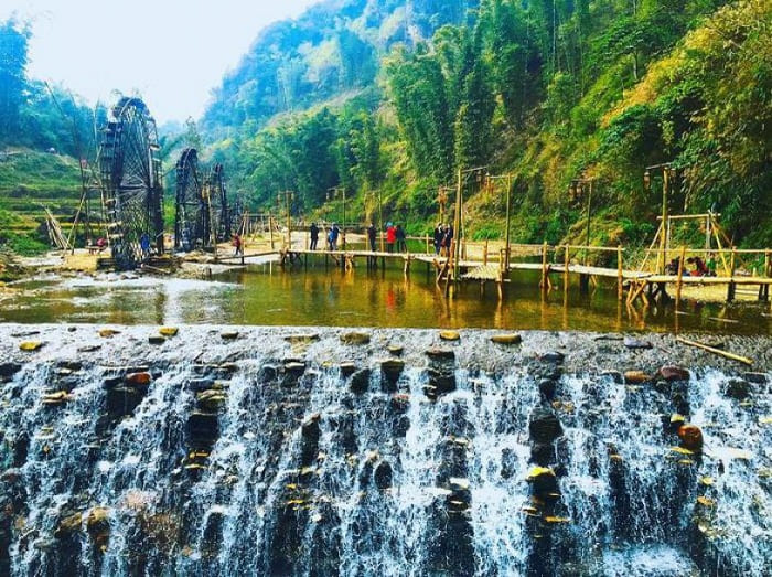Nằm trong thung lũng Mường Hoa, cách trung tâm thị trấn Sapa chỉ khoảng 2km