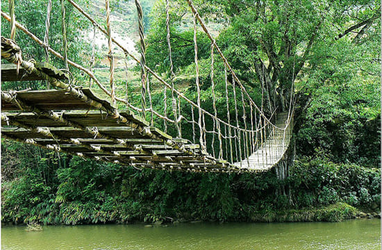 Cầu Mây Sapa hay còn gọi là cầu Mây Tả Van, thuộc xã Tả Van Giáy, cách trung tâm thị trấn Sapa khoảng 12km