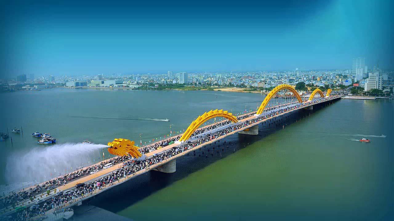 Cầu Rồng có chiều dài 666m, rộng 37,5m, với 6 làn xe cơ giới và 2 lề cho người đi bộ. 