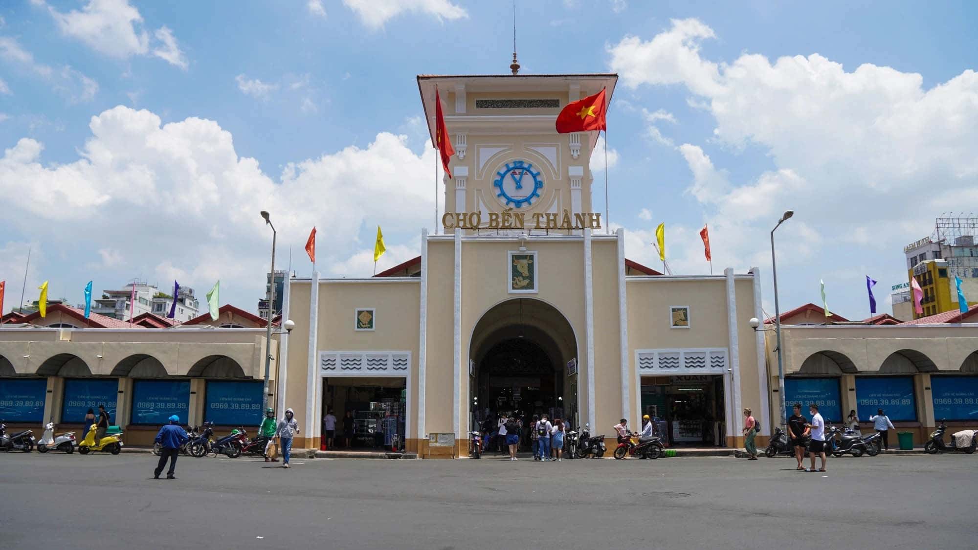 Chợ Bến Thành nổi bật với phong cách kiến trúc thuộc địa Pháp vừa vững chắc, vừa tinh tế