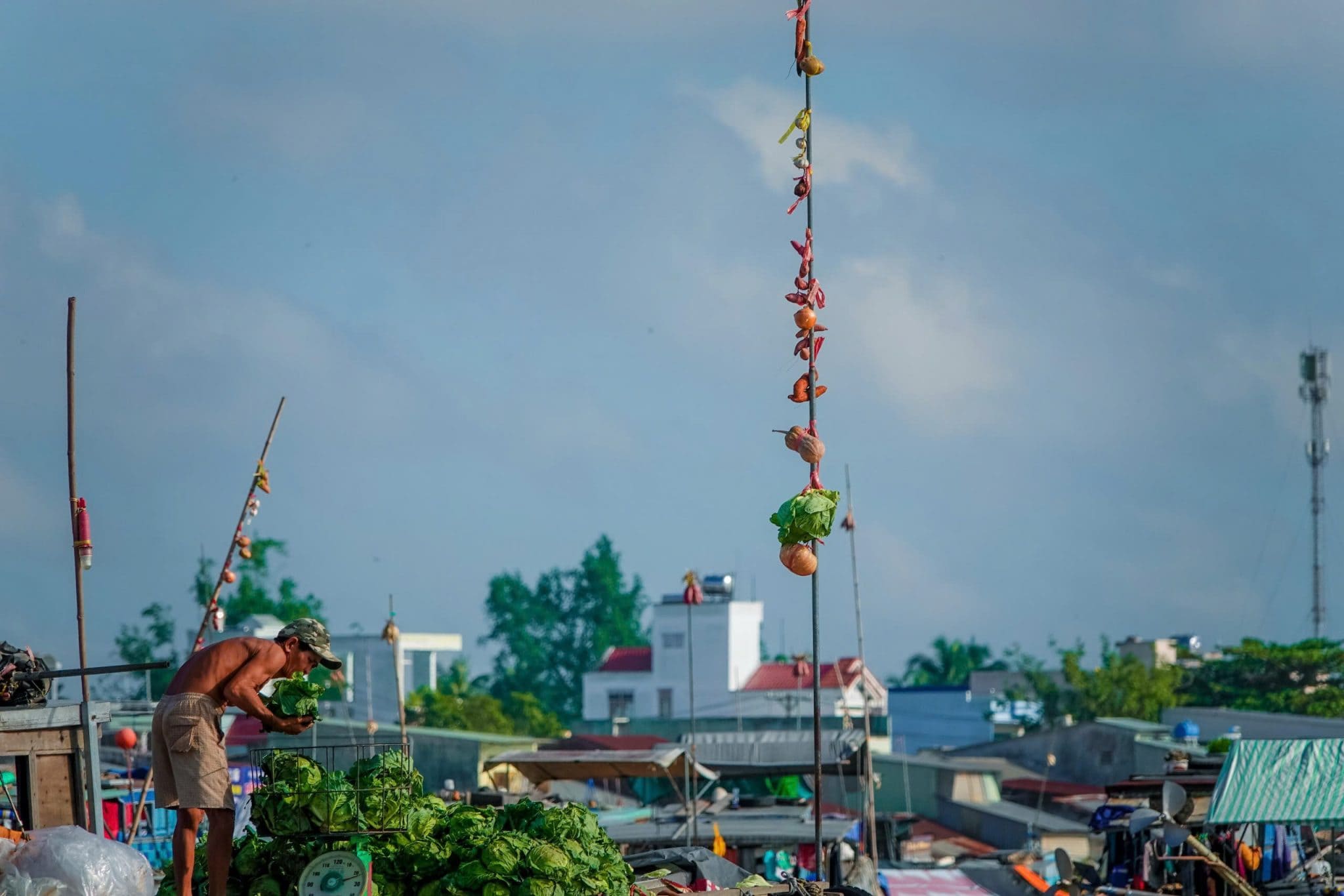Chợ nổi Cái Răng tọa lạc ngay ngã ba sông Hậu và sông Cái Răng, thuộc quận Ninh Kiều, thành phố Cần Thơ