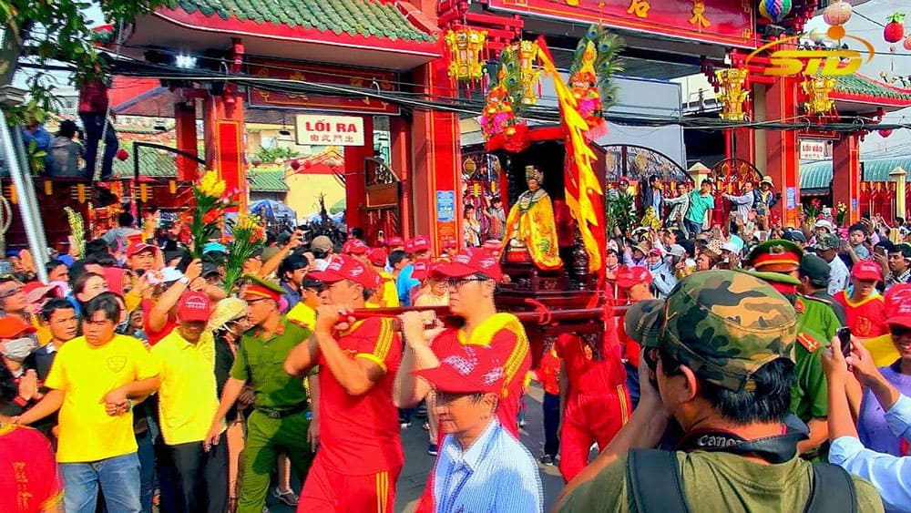 Nghi thức cúng vía Bà đã trở thành một phong tục văn hóa tâm linh quan trọng, thu hút hàng ngàn tín đồ và du khách đến dâng hương