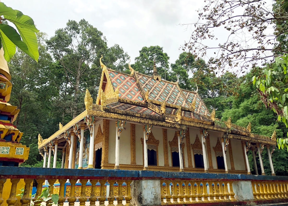 Ngôi chùa nổi bật với sắc vàng – cam rực rỡ, màu sắc đặc trưng trong kiến trúc Khmer.
