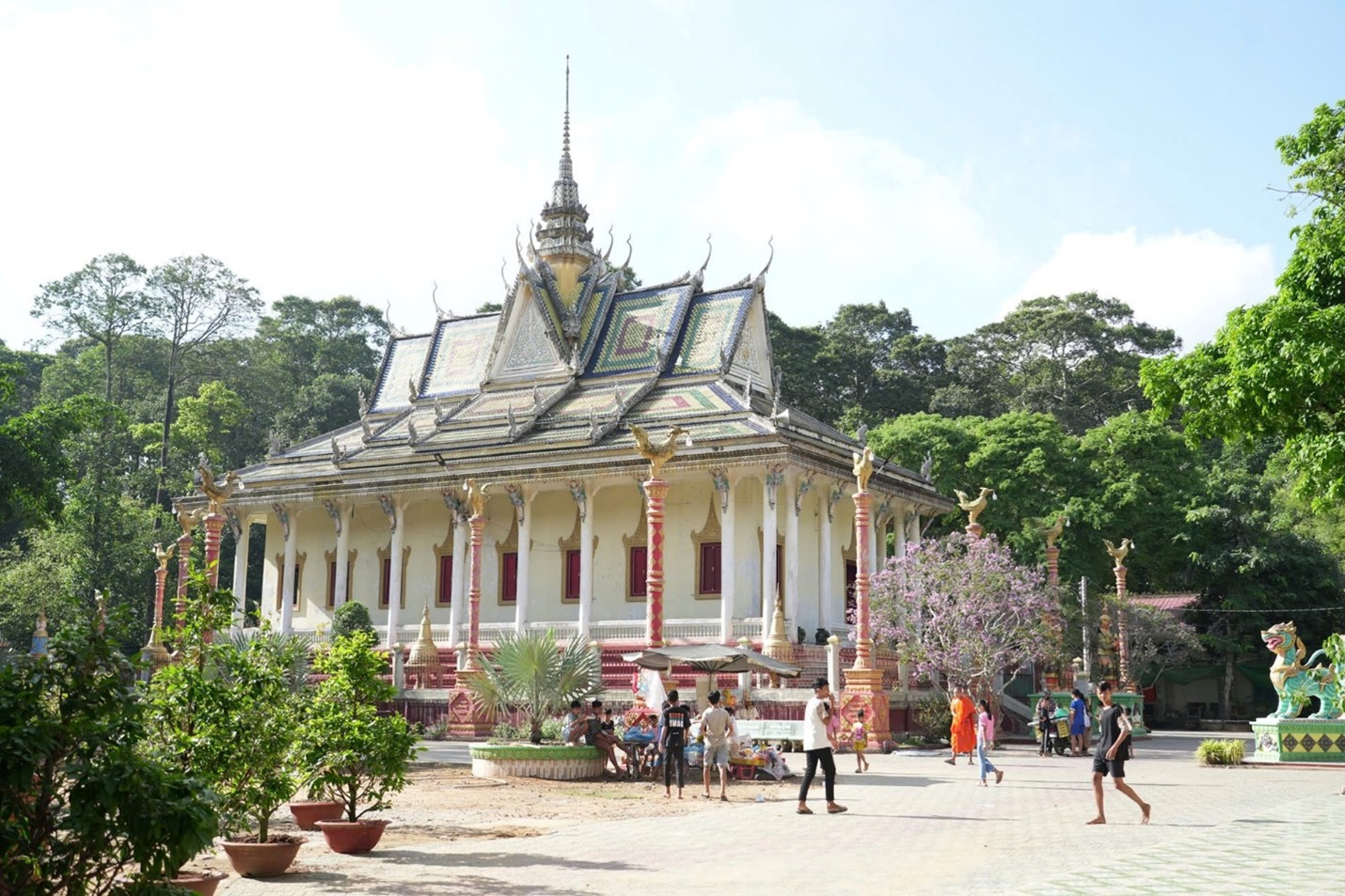 chùa Hang Vĩnh Long là một điểm đến nổi bật không chỉ bởi kiến trúc độc đáo mà còn bởi giá trị lịch sử – tâm linh sâu sắc.