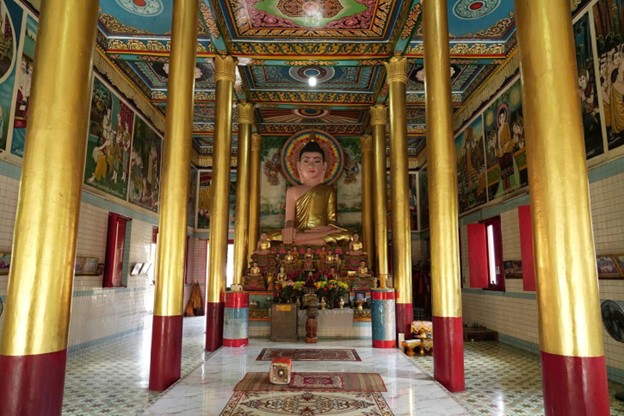 Du khách có thể phóng to để quan sát hoa văn chạm khắc tinh xảo, mái ngói rêu phong hay từng tượng Phật trong chánh điện