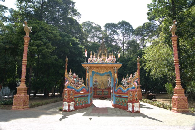 Chùa Hang nổi bật với mái ngói đỏ tươi, hệ thống cột gỗ lớn vững chắc cùng những đường nét chạm khắc tinh xảo.