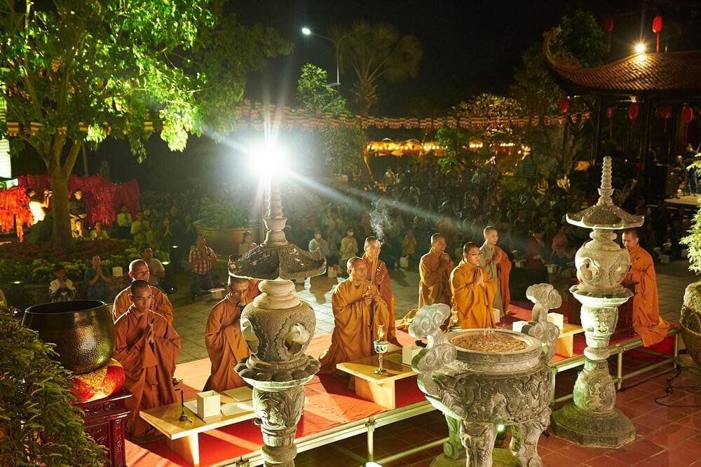 Tham gia các hoạt động tâm linh tại chùa Hộ Phú Quốc 