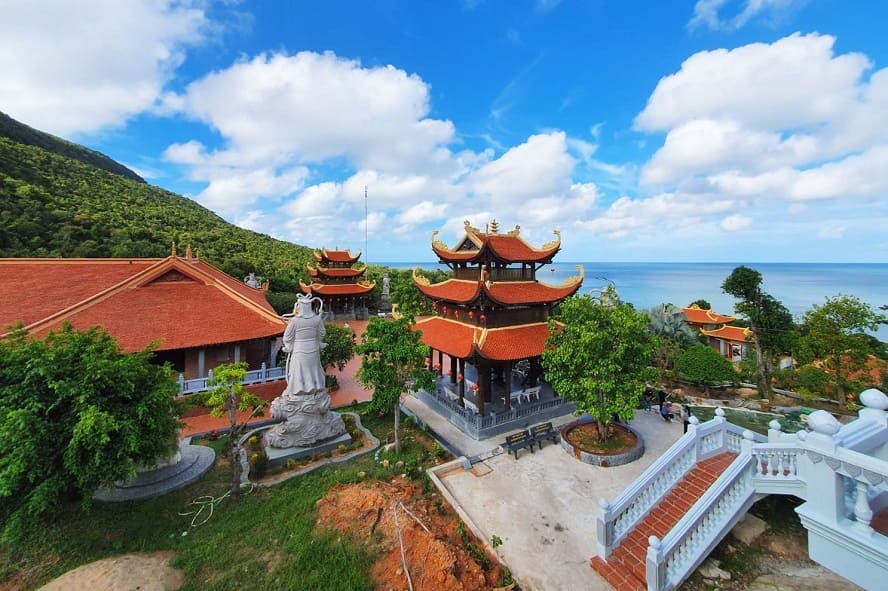Chùa được xây dựng dựa trên nền tảng kiến trúc truyền thống thời Lý – Trần kết hợp hài hòa cùng hơi thở hiện đại.