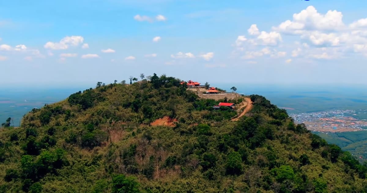 Núi Bà Rá nằm trên địa giới hành chính của ba xã, phường Sơn Giang, Thác Mơ và Phước Tín thuộc thị xã Phước Long,