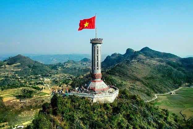 Cột cờ Lũng Cú nằm tại xã Lũng Cú, huyện Đồng Văn, tỉnh Hà Giang