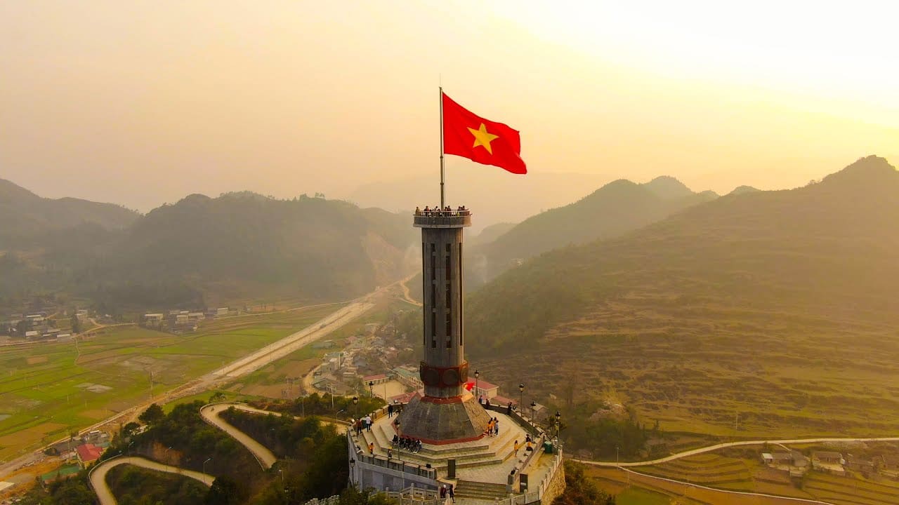Cột cờ Lũng Cú không chỉ mang ý nghĩa lịch sử – văn hóa sâu sắc mà còn gây ấn tượng mạnh mẽ với lối kiến trúc đặc trưng,