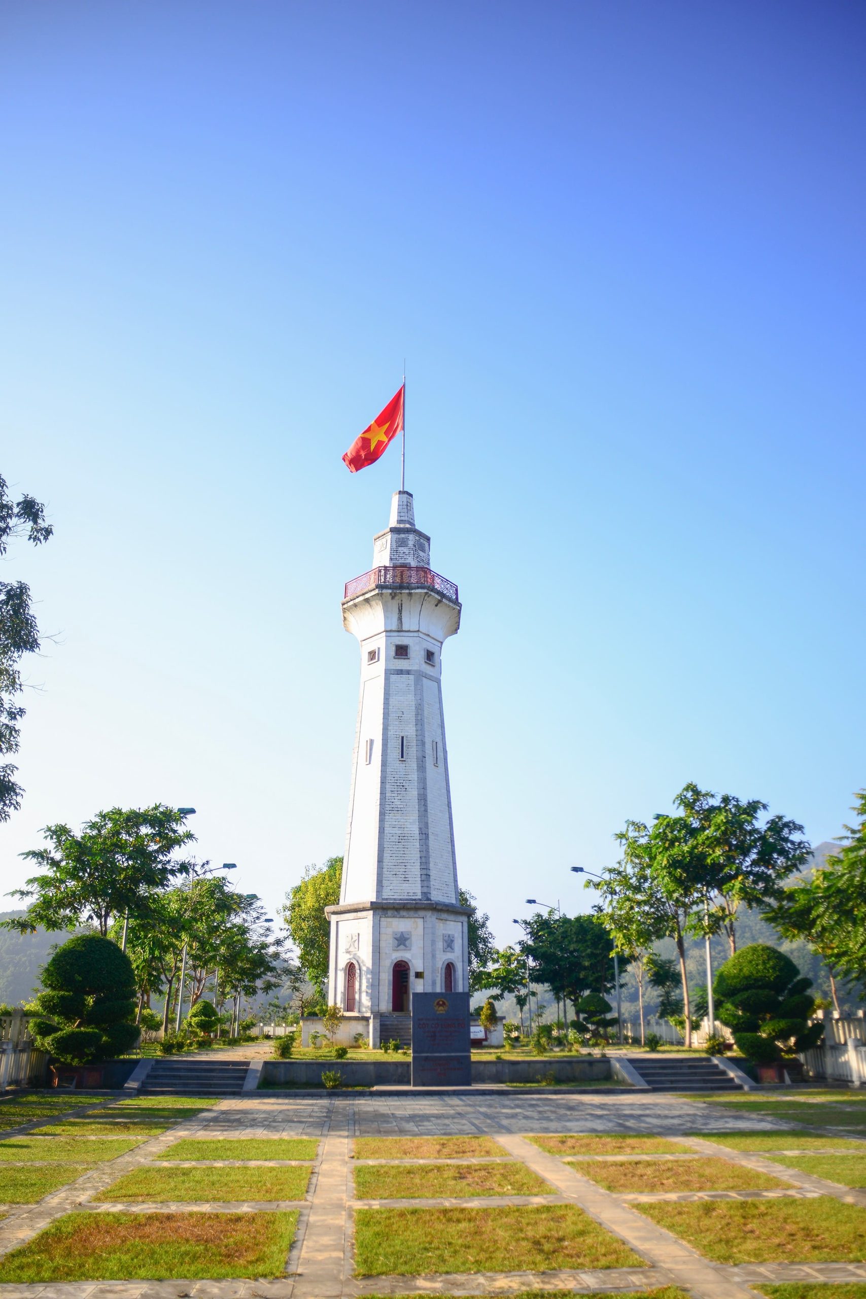 Cột cờ Lũng Pô tọa lạc tại Trạm Biên phòng Lũng Pô, xã A Mú Sung, huyện Bát Xát, tỉnh Lào Cai