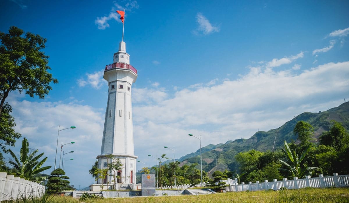 Sông Hồng – con sông lớn nhất miền Bắc, bắt nguồn từ Vân Nam (Trung Quốc), chảy hơn 500km trước khi đổ ra biển