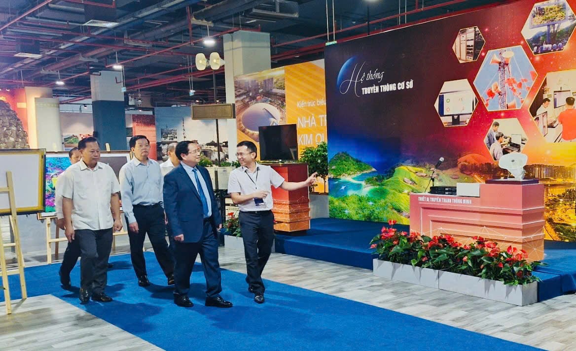 Thủ tướng Phạm Minh Chính và các đại biểu kiểm tra các gian hàng